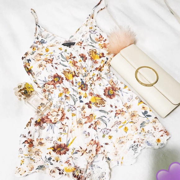 Kendall & Kylie Pants - Kendall & Kylie floral prints romper 🍂